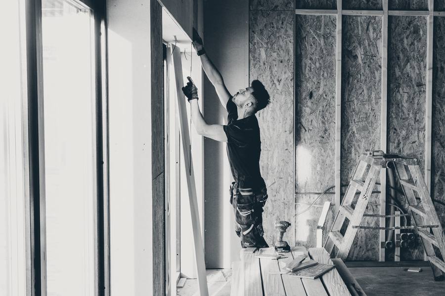 Innenausbau: Beplankung einer Trockenbauwand an der Fensterseite