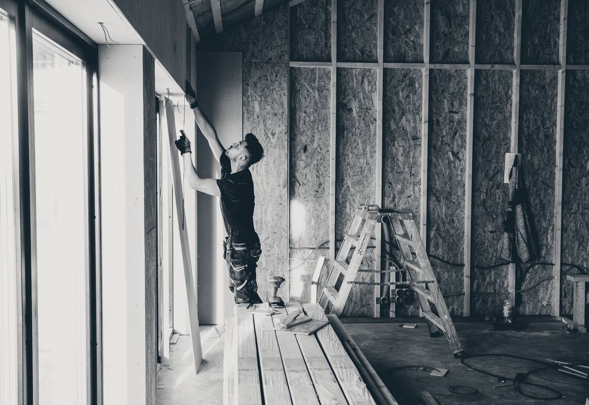 Trockenbau im Innenausbau: Beplankung eines Ständerwerks