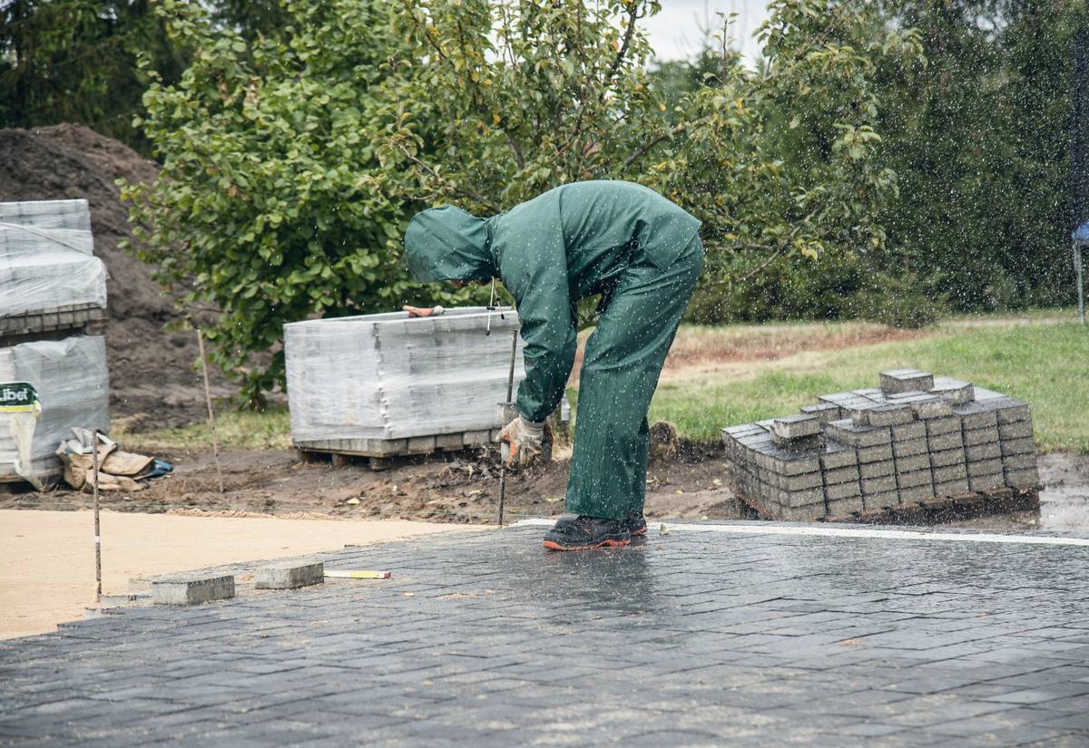 Pflasterarbeiten: Verlegen von Betonsteinpflaster für einen Gartenweg